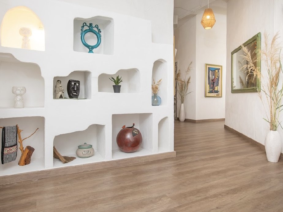 Spazi comuni con arredi e ceramiche di artigianato sardo
